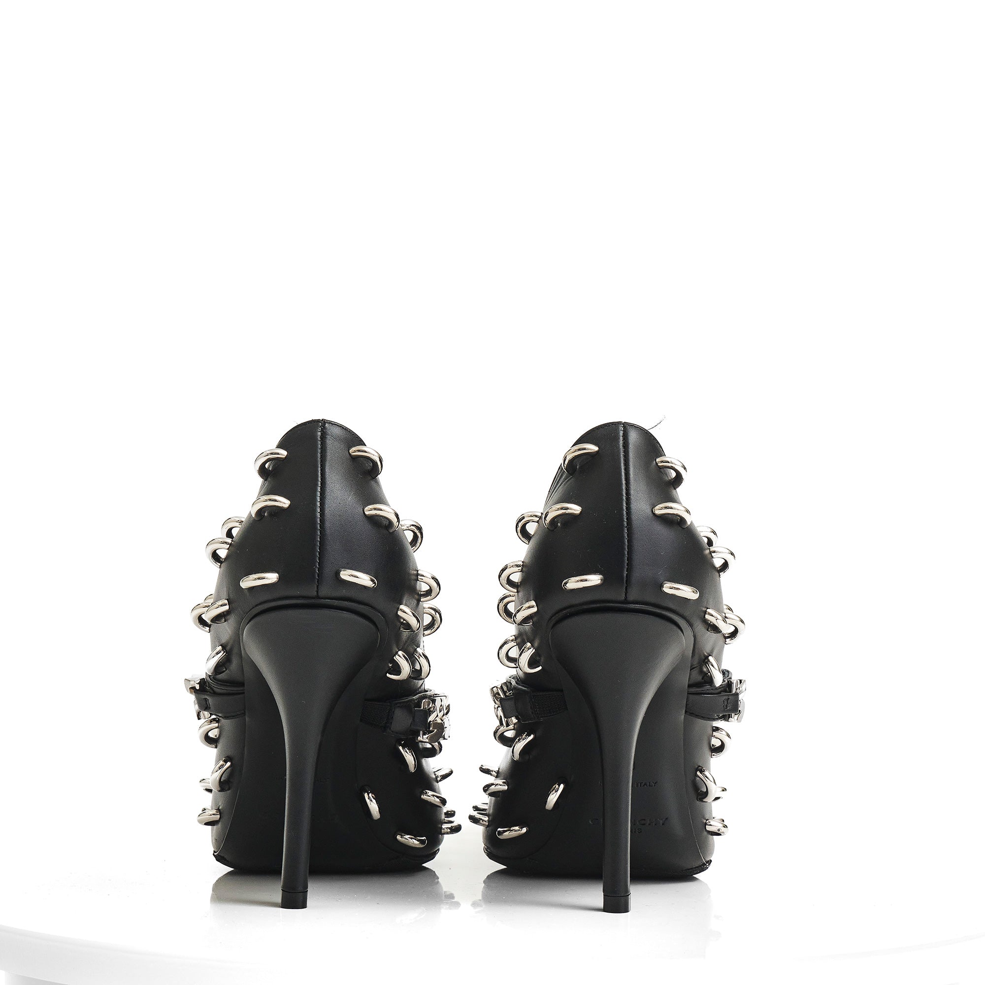 Décolleté da spettacolo con dettaglio in metallo nero di Givenchy